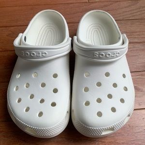 White Crocs Unisex Size 7 women’s/ Size 5 men’s